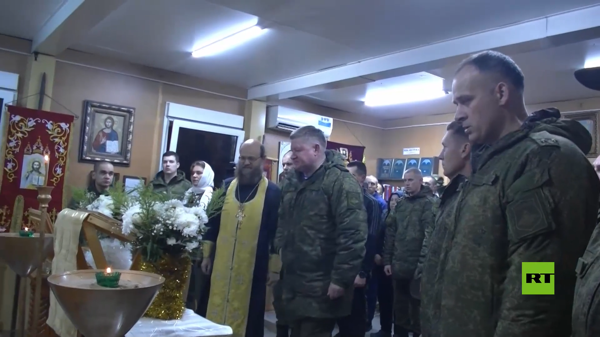 العسكريون الروس يحتفلون بعيد الميلاد في قاعدة حميميم
