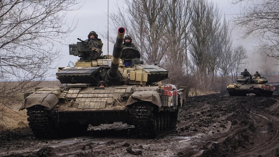 بالفيديو.. معركة بين ثلاث دبابات روسية واثنتين أوكرانيتين