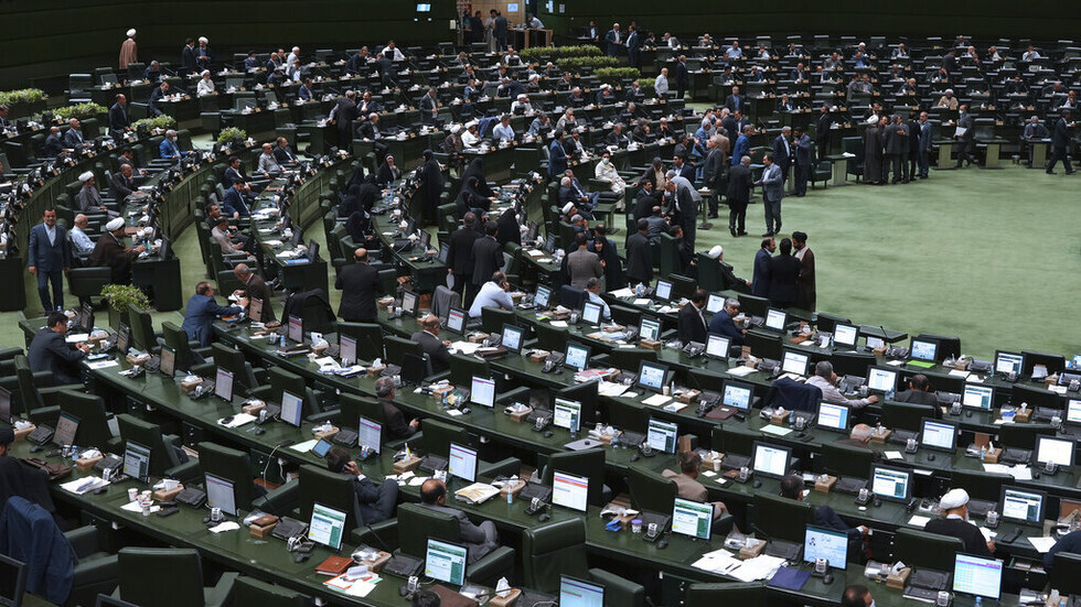 البرلمان الايراني يدين تصريح رئيس الوزراء العراقي والصدر عن 