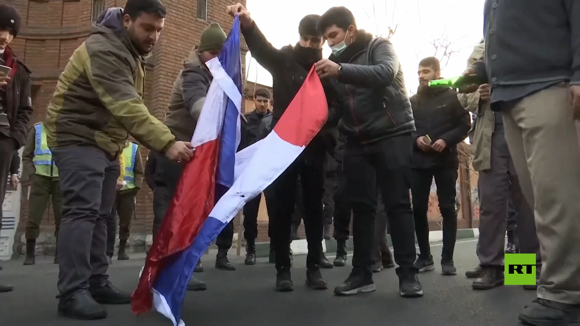 الإيرانيون يحرقون العلم الفرنسي أمام السفارة الفرنسية لدى طهران