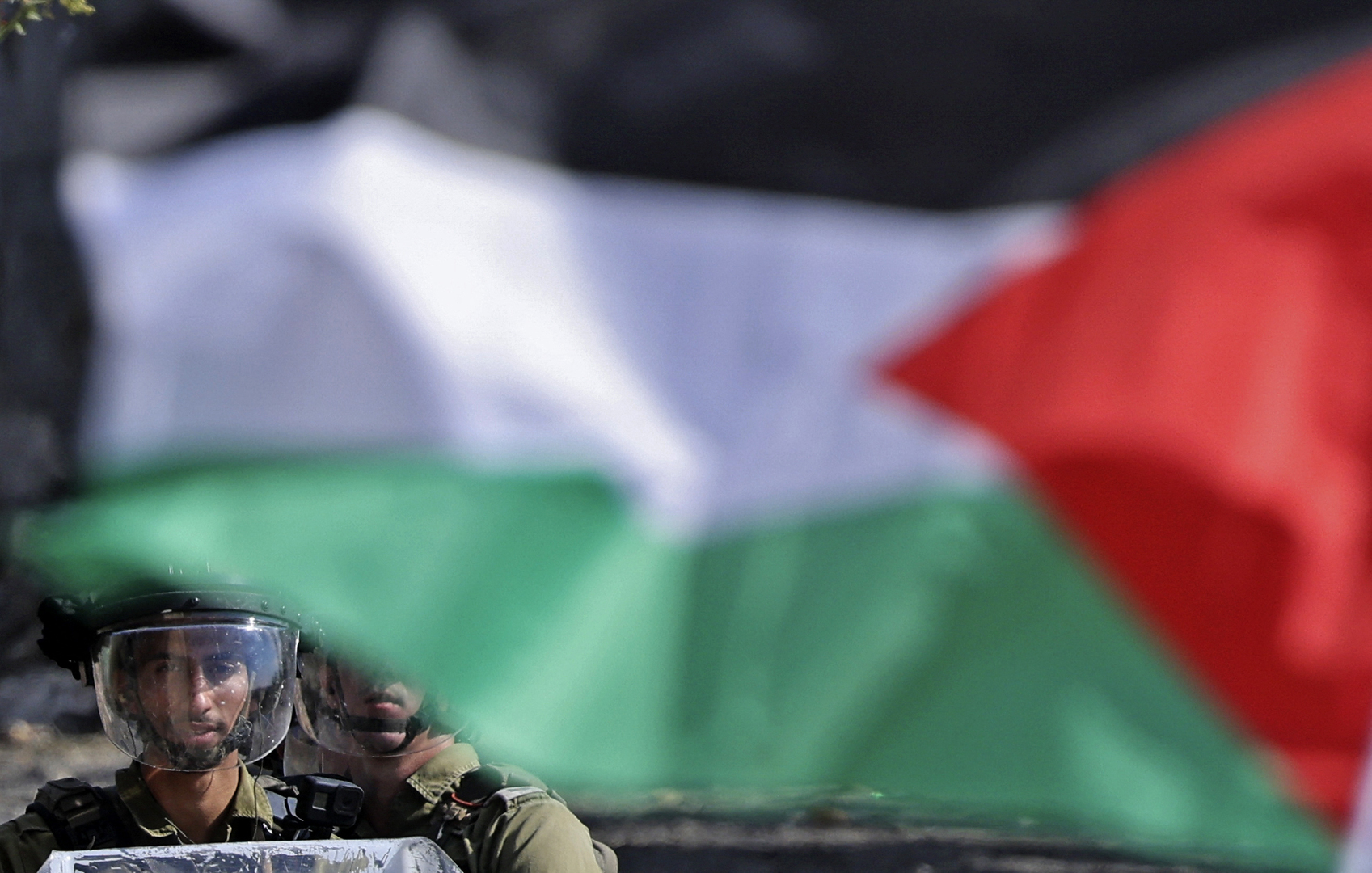 الشرطة الإسرائيلية تقتحم بلدة فلسطينية وتنزل أعلاما فلسطينية معلقة