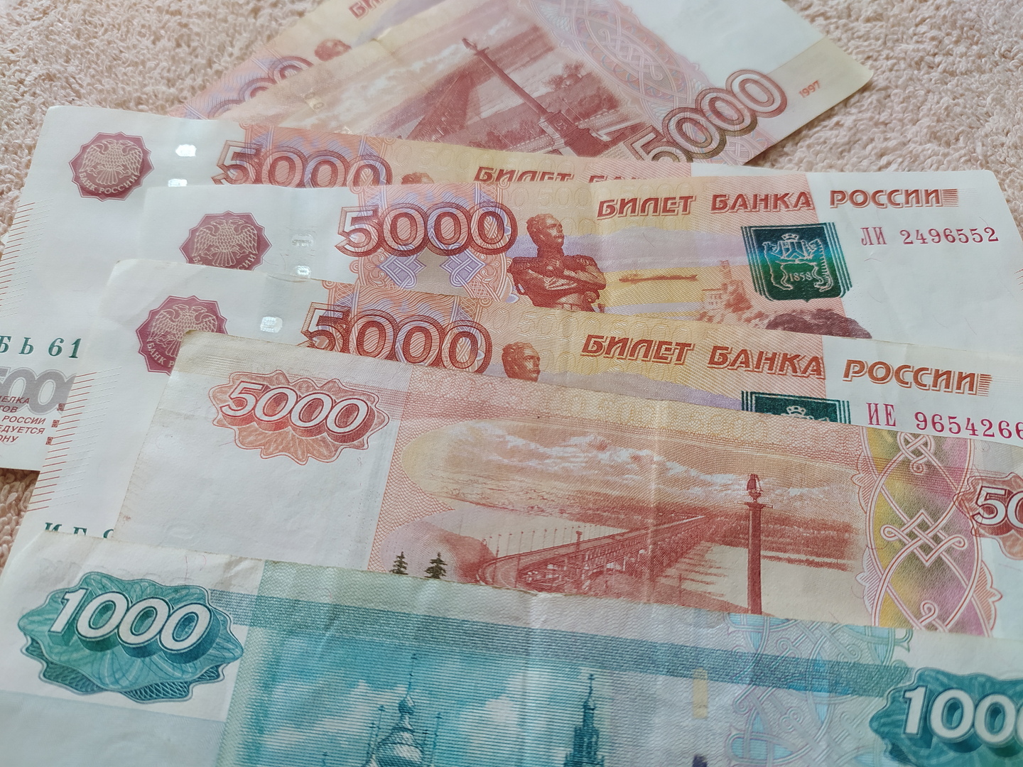 العملة الروسية تعزز مواقعها.. الدولار دون 70 روبلا لأول مرة منذ بداية 2023