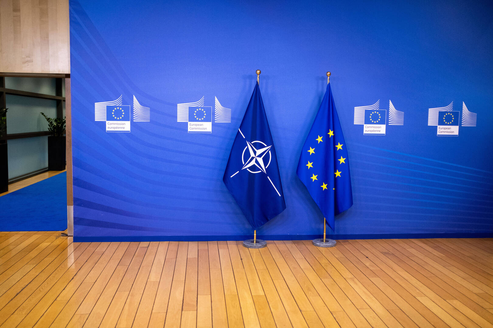 الاتحاد الأوروبي والناتو يعتزمان تعزيز التعاون الدفاعي