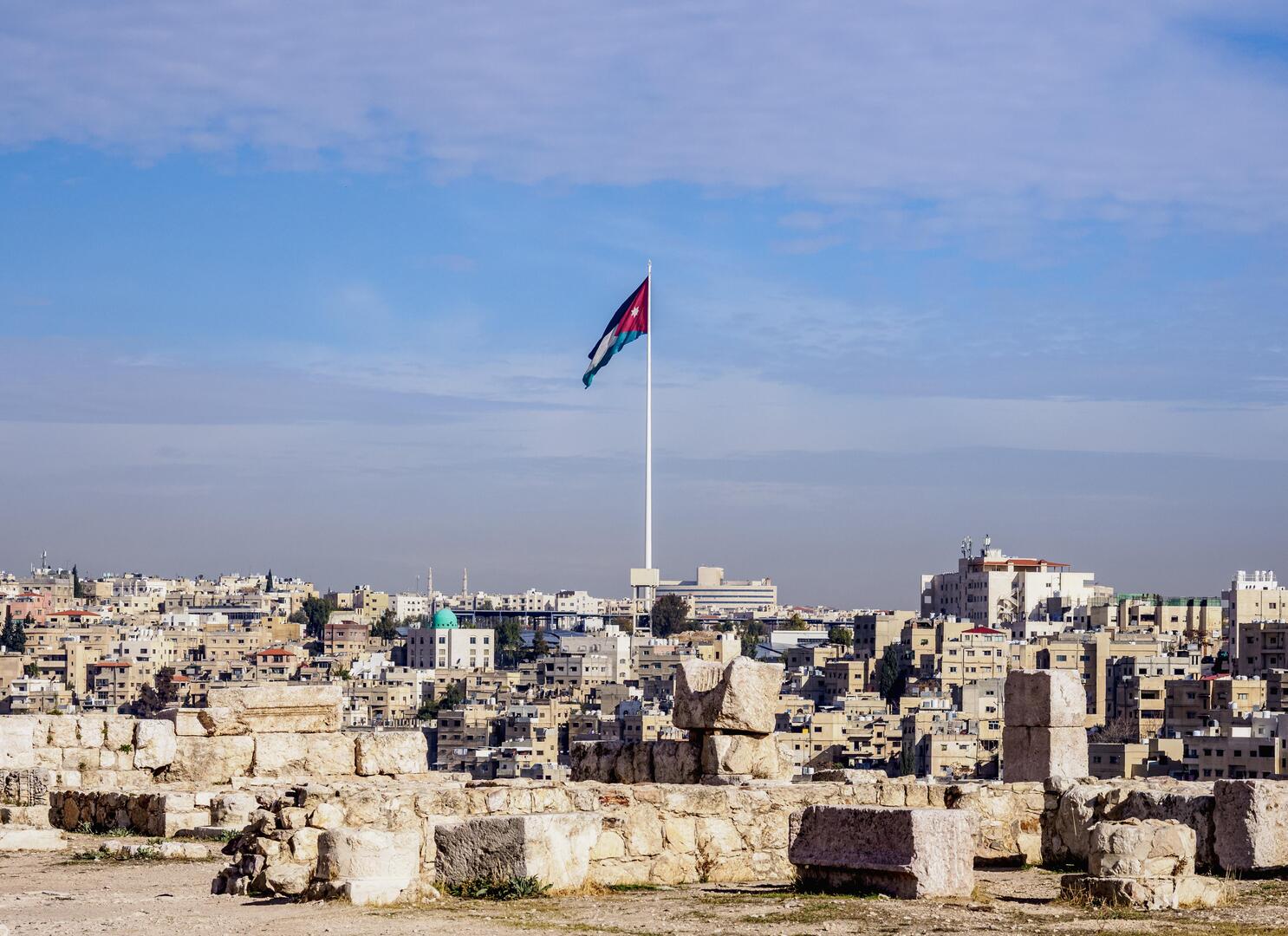 الأردن.. نائب يتحدى وزير المالية تحت قبة البرلمان بتصريح ظريف (فيديو)