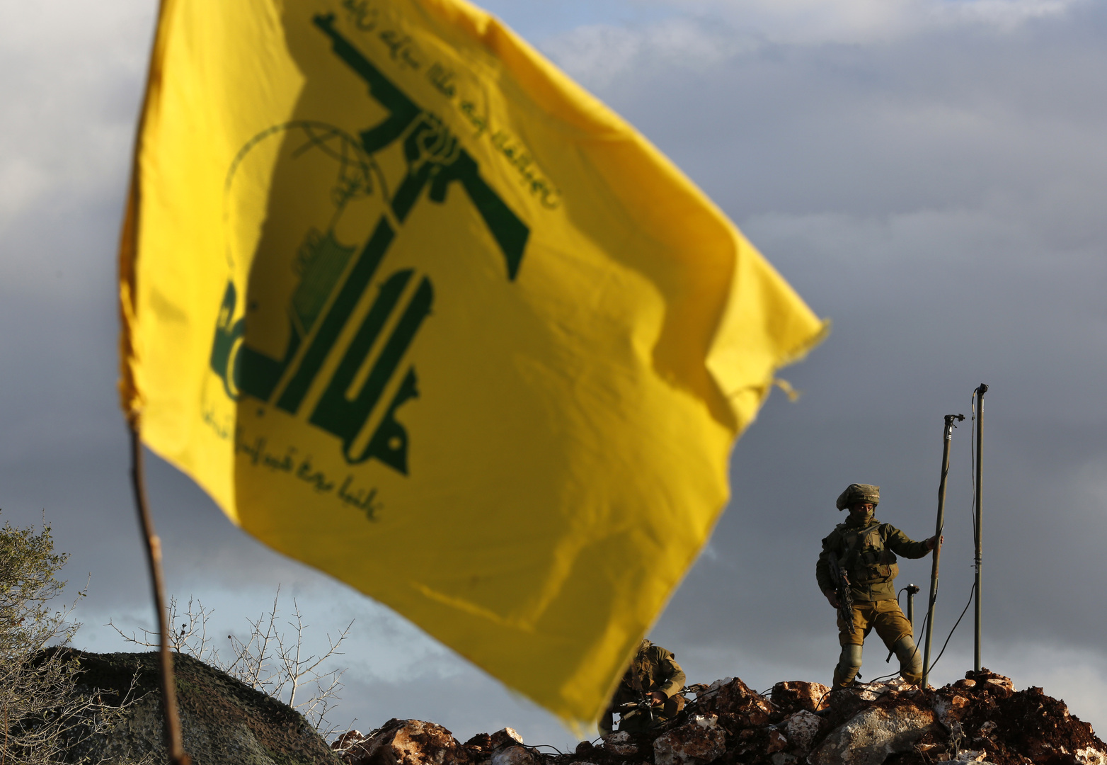 حزب الله اللبناني يقيم أبراج مراقبة تتجاوز بارتفاعها مرتين الجدار الإسرائيلي على الحدود
