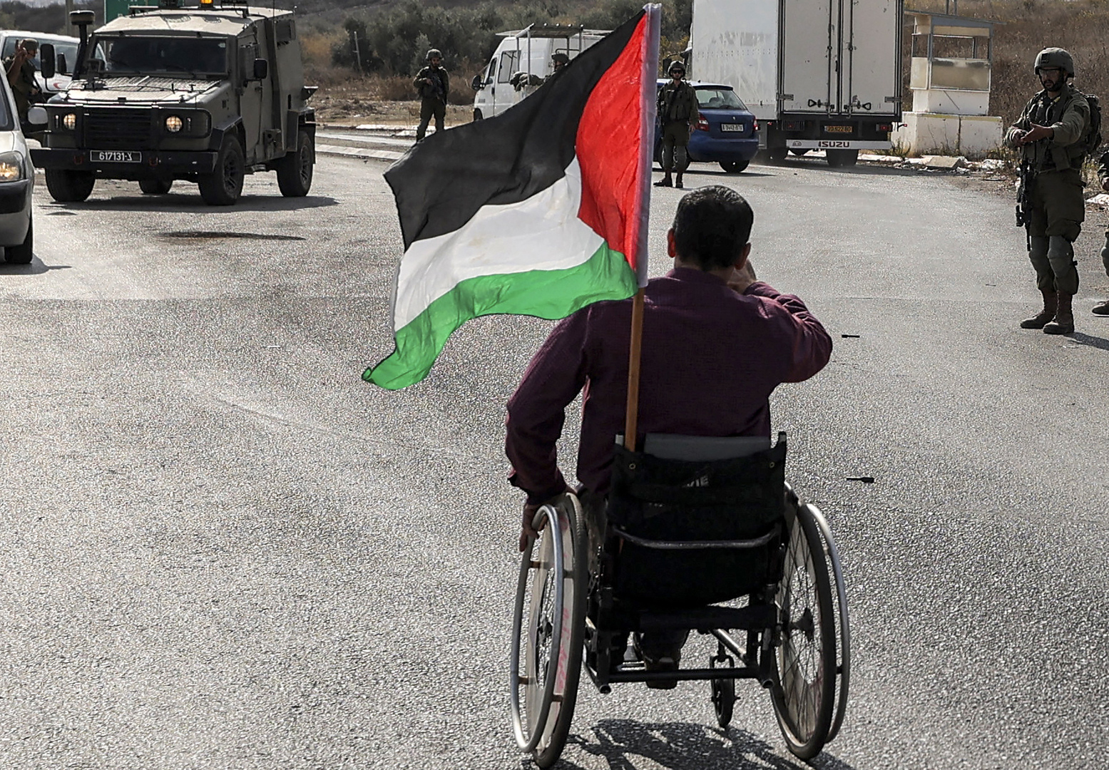 منظمة العفو الدولية تندد بأمر إسرائيلي يحظر رفع الأعلام الفلسطينية في الأماكن العامة