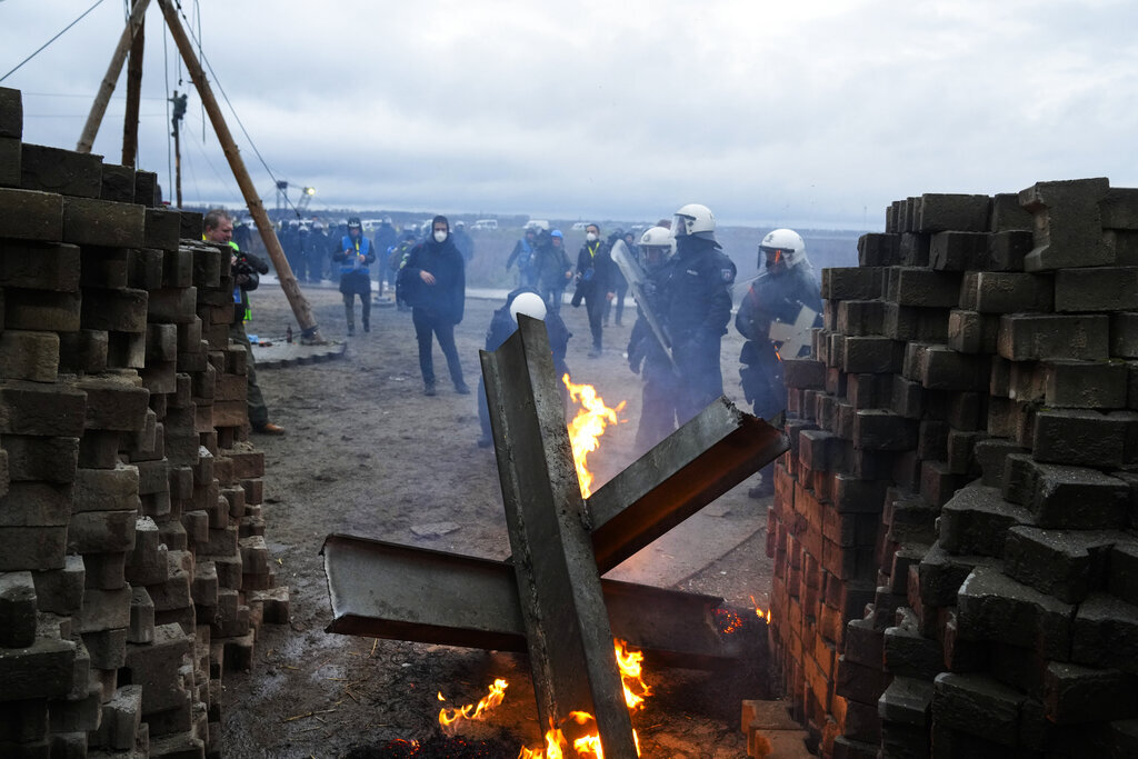 الشرطة تدخل قرية ألمانية لفرض استخراج الفحم رغم احتجاج نشطاء