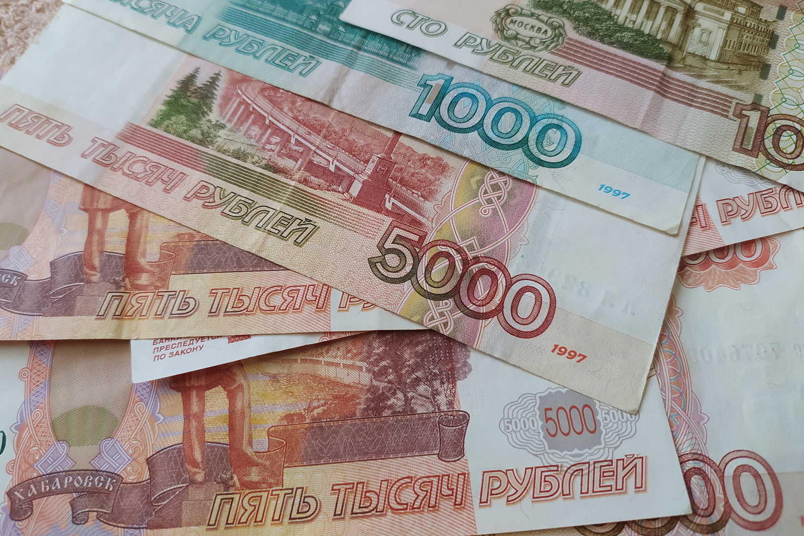 المالية الروسية تطرح عملات أجنبية في سوق عملات المحلية