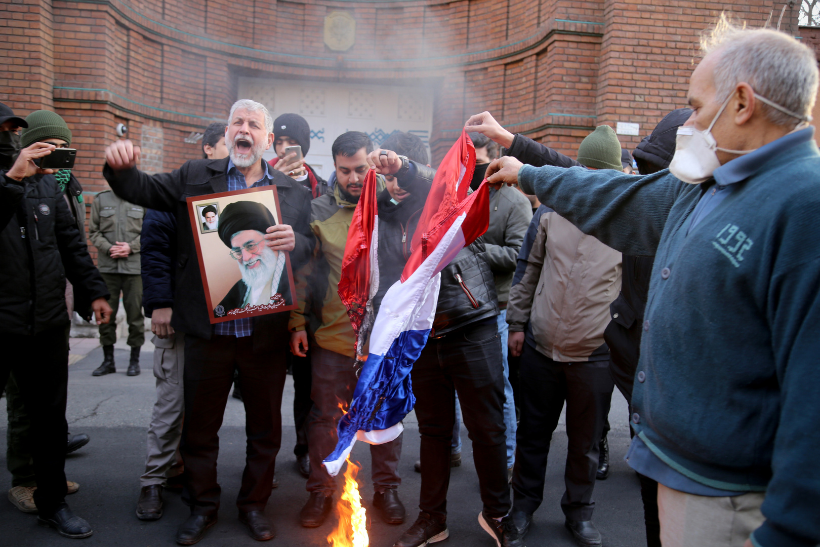احتجاجات أمام السفارة الفرنسية في إيران