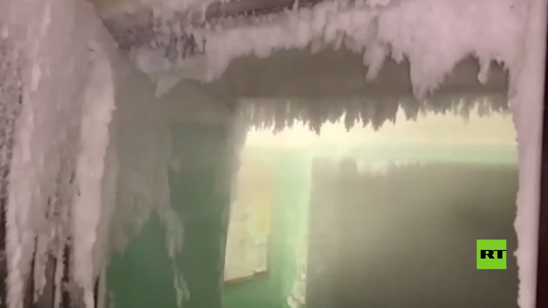 روسيا.. منزل يتحول إلى كهف جليدي نتيجة خلل في خط الماء الساخن (فيديو)