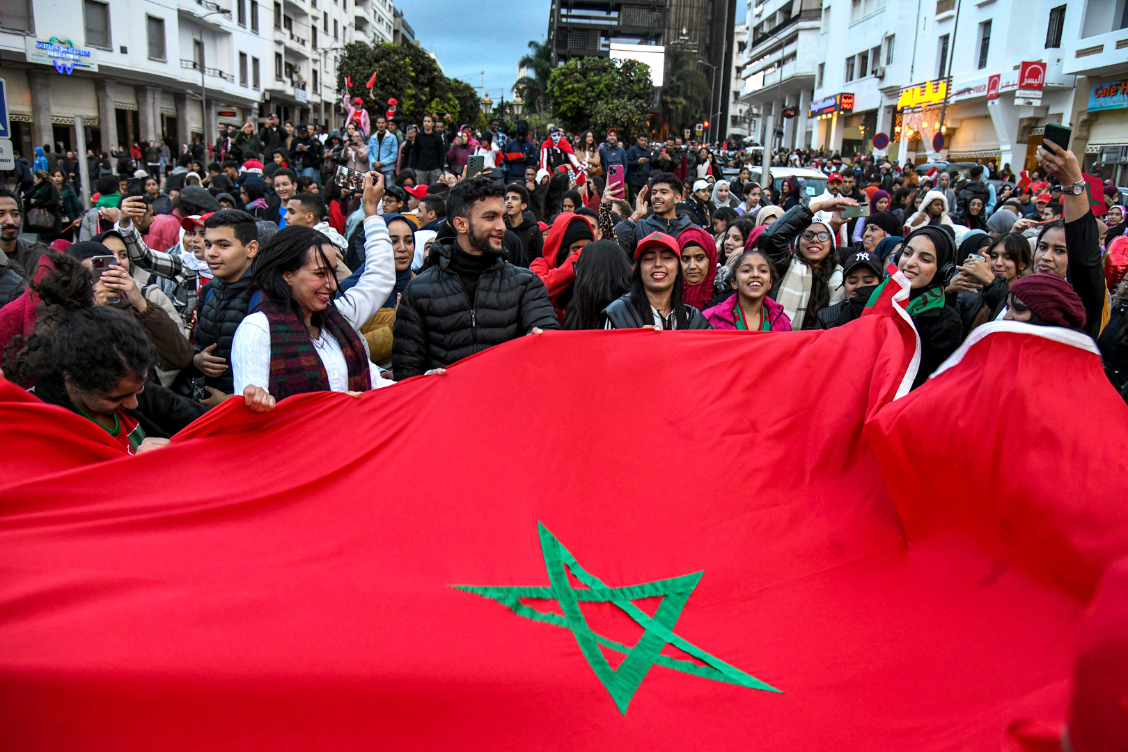 بعد حل الخلاف حول رحلته إلى الجزائر.. المنتخب المغربي يعدل عن قراره