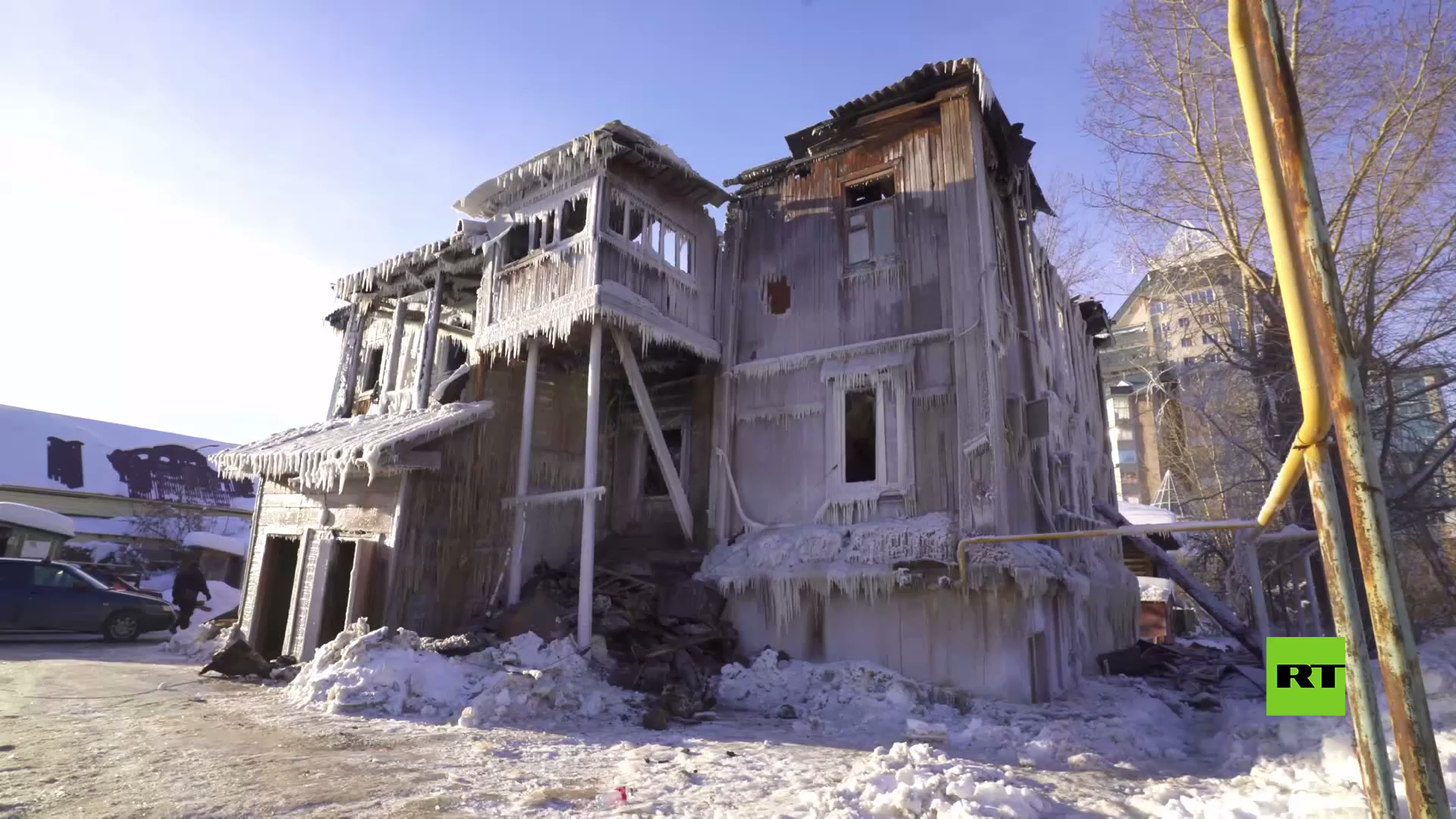 اندلع فيه حريق وأطفئ بدرجة حرارة 37 تحت الصفر.. مشهد لمنزل جليدي في أوفا الروسية