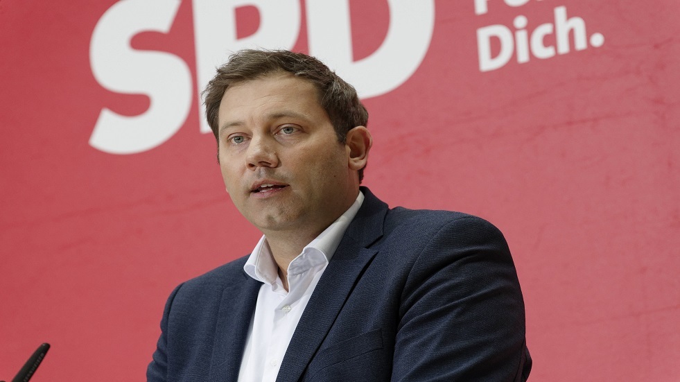 زعيم الحزب الاشتراكي الديمقراطي الألماني يدعو لحل دبلوماسي في أوكرانيا