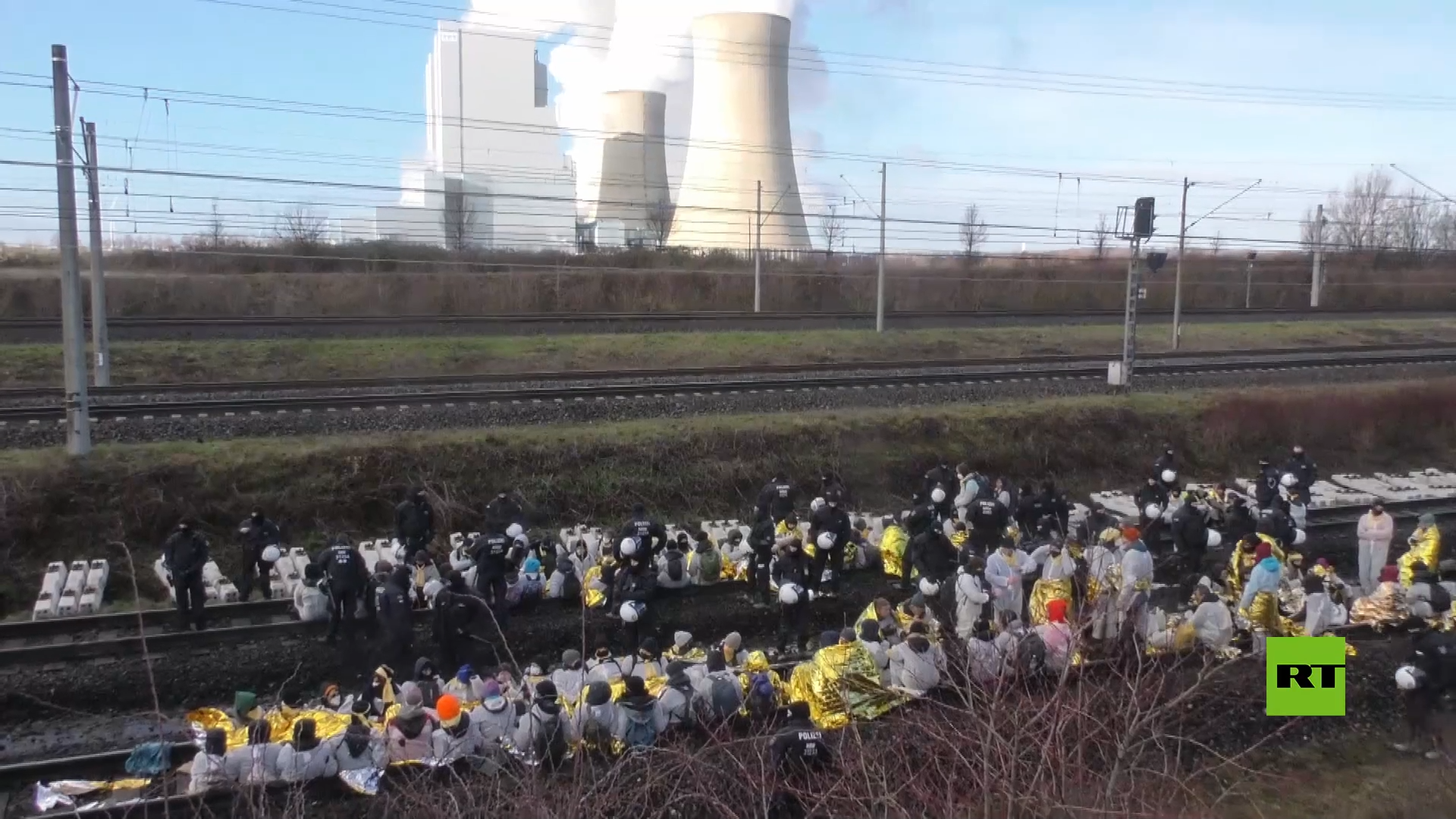 نشطاء بيئة يغلقون خطوط سكك الحديد قرب محطة كهرباء في ألمانيا