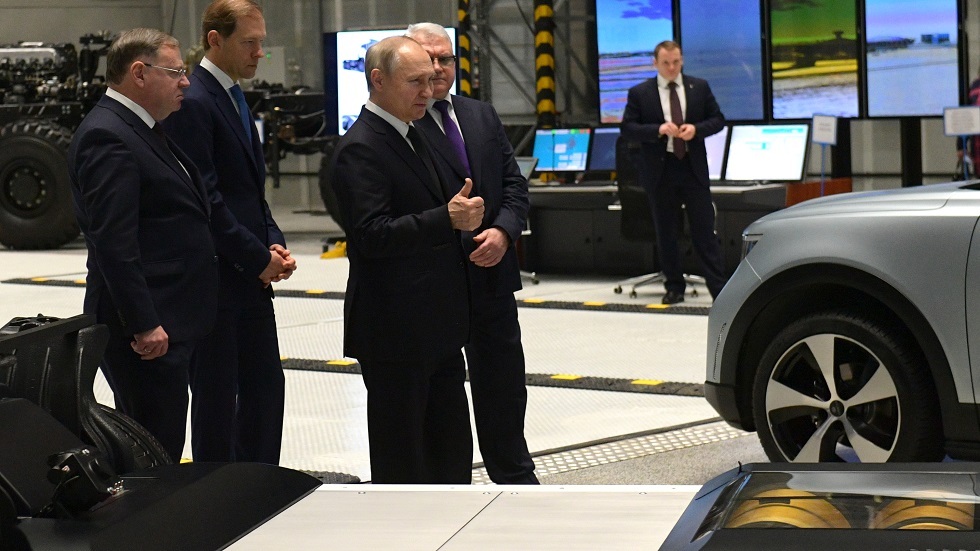 بوتين يطلع على سيارة NEVA الكهربائية الجديدة ويوعز بتطوير الصناعات الروسية