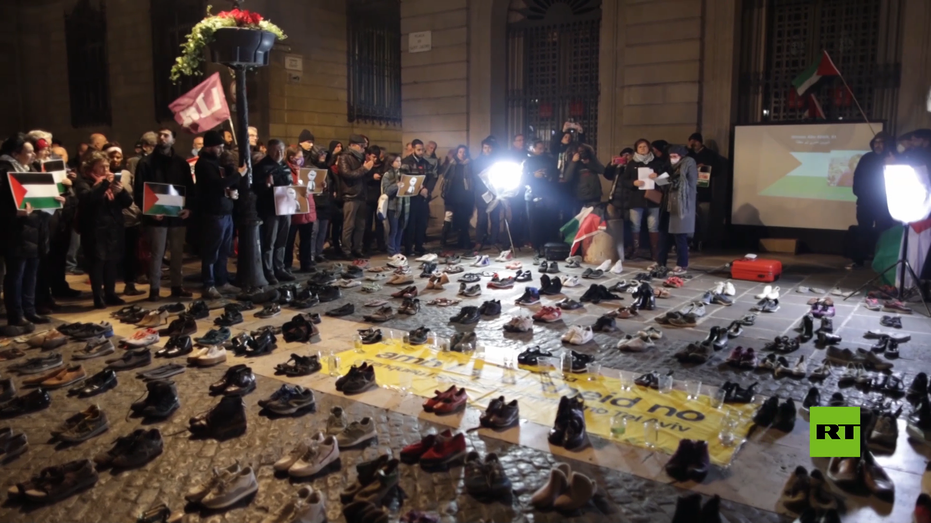 صفوا أحذية ترمز إلى أصحابها من ضحايا فلسطين..  متظاهرون يطالبون برشلونة بقطع العلاقات مع تل أبيب