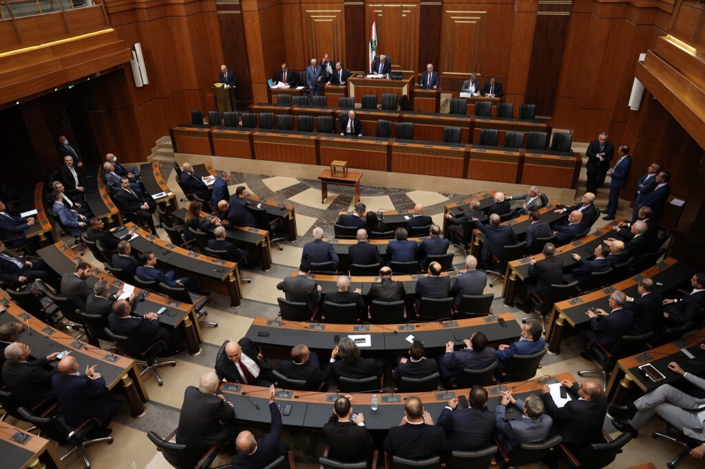 مجلس النواب اللبناني يقف 