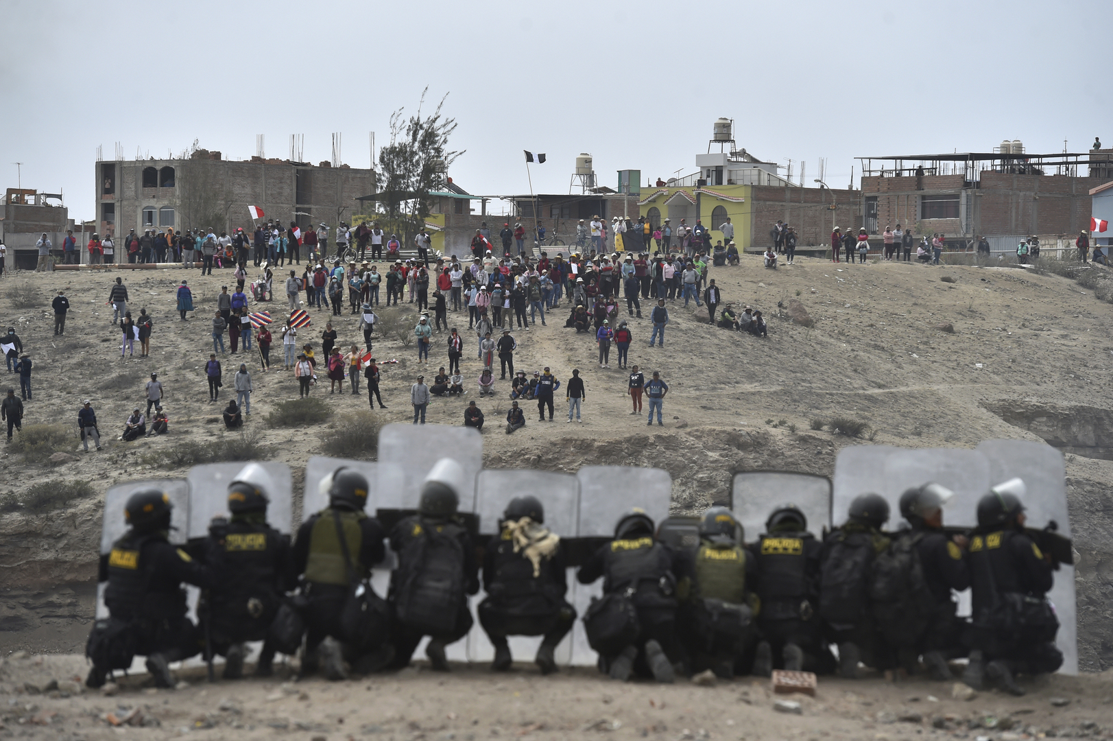 بيرو.. مقتل شخص وإصابة العشرات أثناء الاحتجاجات