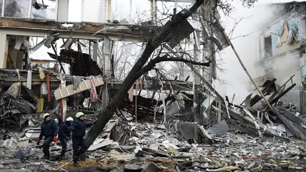 عمال إنقاذ في موقع مبنى تجاري دمر نتيجة قصف القوات الأوكرانية في دونيتسك