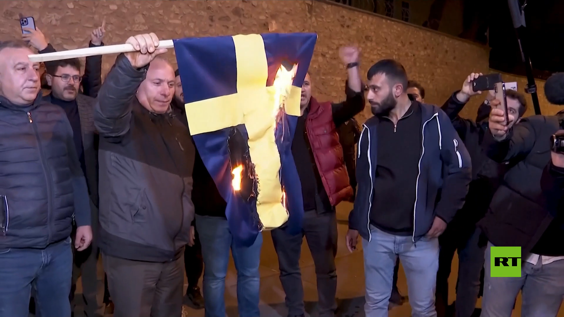 ردا على إحراق نسخة من القرآن.. محتجون أتراك يحرقون العلم السويدي أمام قنصلية السويد في إسطنبول