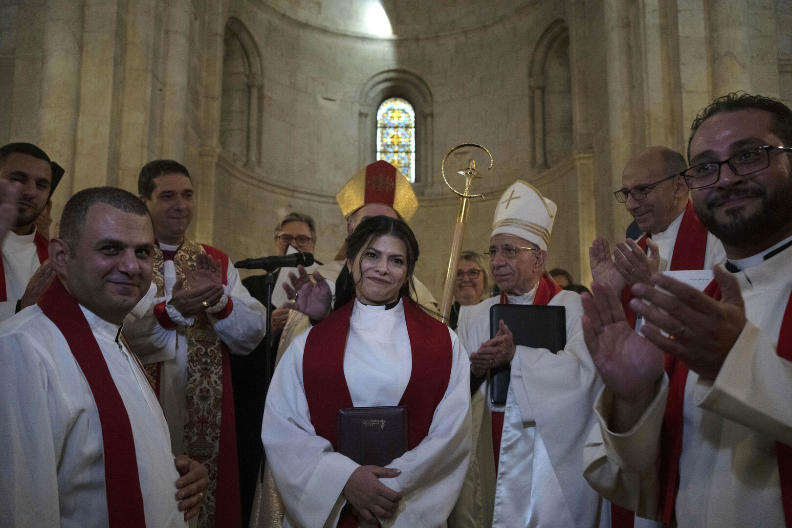 الكنيسة اللوثرية ترسم أول راعية فلسطينية بالأراضي المقدسة (صور)