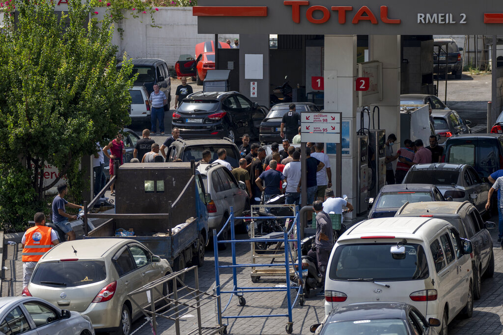 قطع للطرقات في لبنان وسط تدهور كبير في سعر صرف الليرة