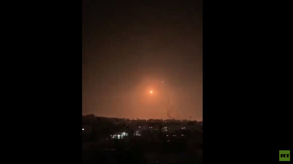 شاهد.. لحظة تفعيل القبة الحديدية للتصدي لصواريخ الفصائل الفلسطينية في سماء عسقلان (فيديو)