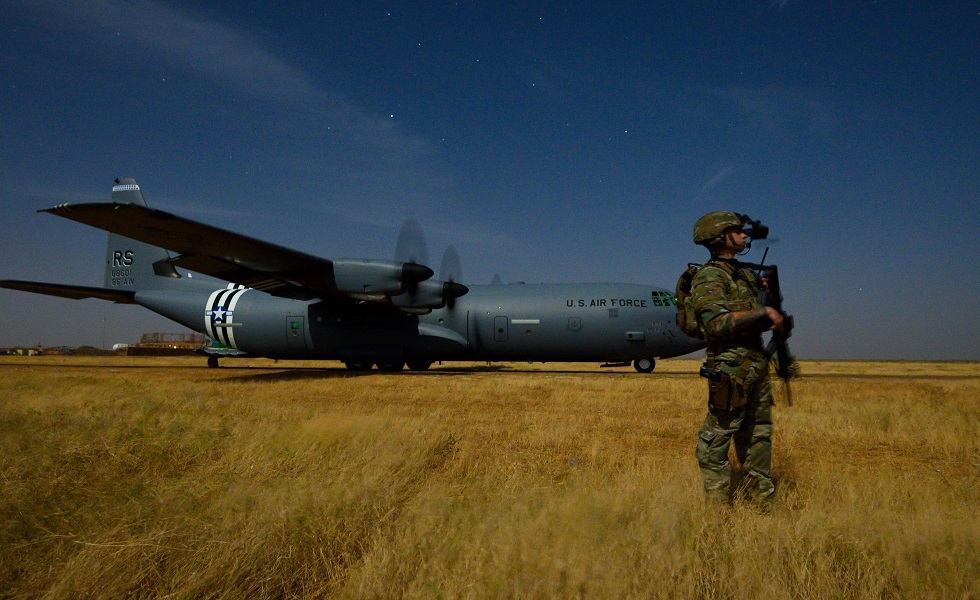 الجيش الأمريكي ينقل مساعدات أمريكية إلى الصومال