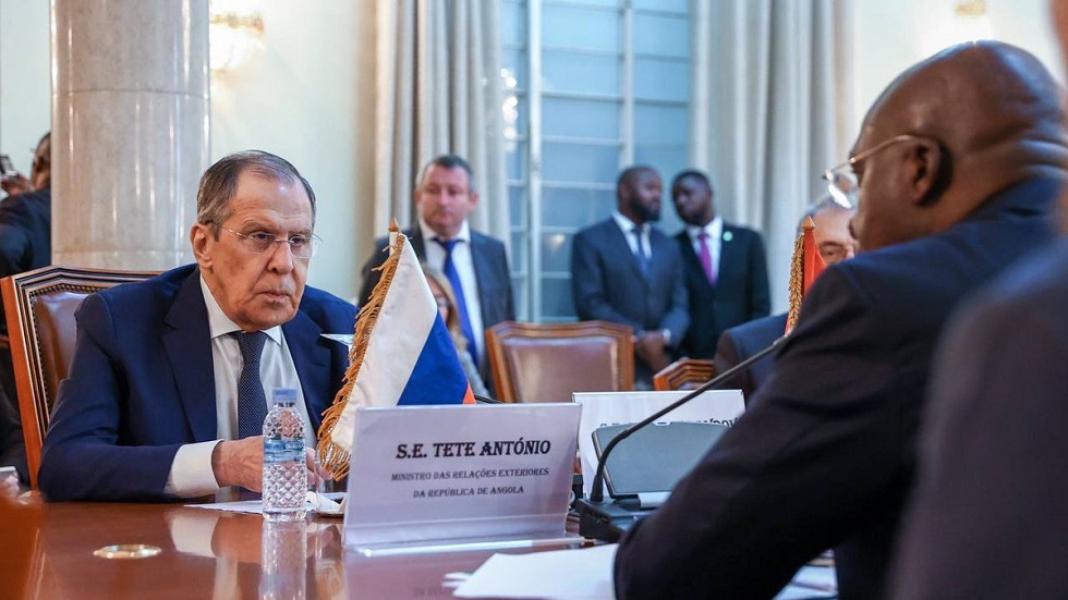وزير الخارجية الروسي سيرغي لافروف مع نظيره الأنغولي تيتي أنطونيو لواندا