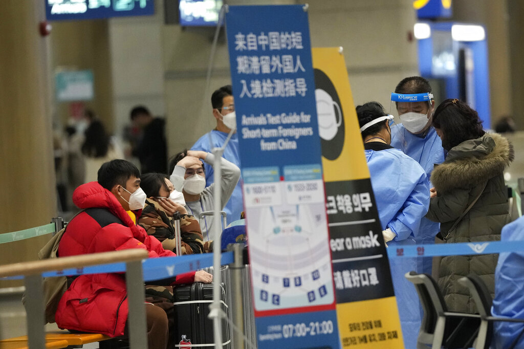 كوريا الجنوبية تمدد القيود المفروضة على المسافرين من الصين