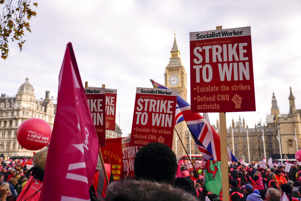 المملكة المتحدة.. المعلمون وموظفو الخدمة المدنية ينفذون أكبر إضراب منذ 30 عاما