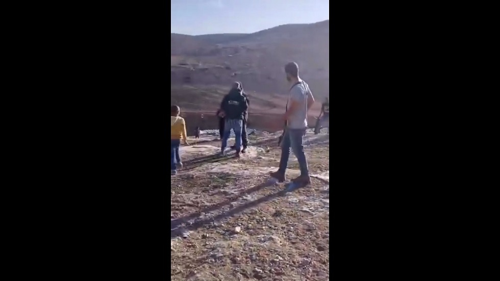 المستوطنون يهاجمون منازل الفلسطينيين في مسافر يطا جنوب الخليل (فيديو)