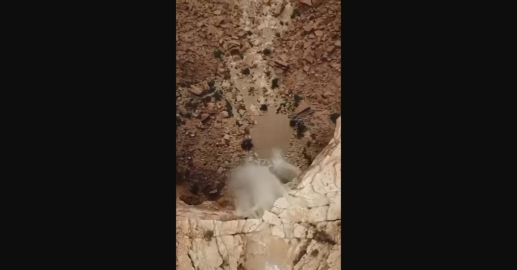 السعودية.. جبال طويق تتزين بشلالاتها والمياه ترسم لوحات ساحرة ومناظر خلابة (فيديو)