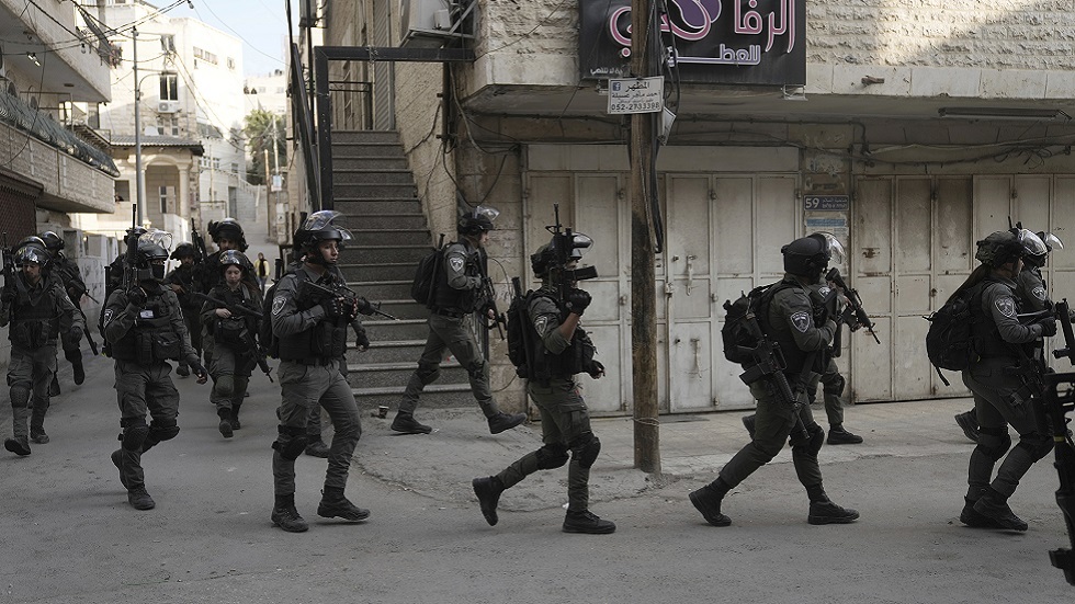 الشرطة الإسرائيلية تعتقل عشرات الفلسطينيين وترفع التأهب لأعلى مستوى