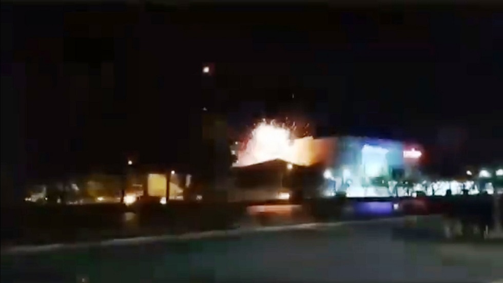 التلفزيون الإيراني: انفجار ضخم في مستودع للذخيرة في أصفهان (فيديو)