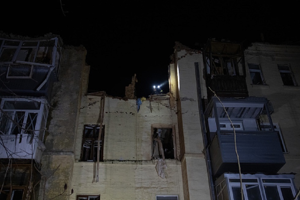 أوكرانيا.. صاروخ دفاع جوي يسقط على مبنى سكني في خاركوف