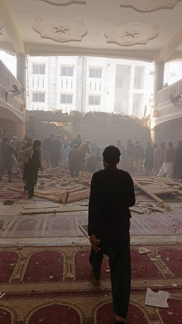 بالفيديو.. انفجار في مسجد في باكستان