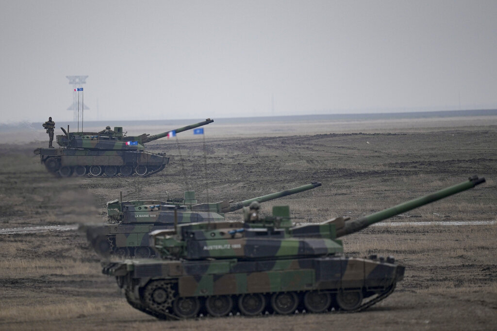 رئيس سابق للمخابرات العسكرية الفرنسية يحذر من عواقب إرسال دبابات فرنسية إلى أوكرانيا