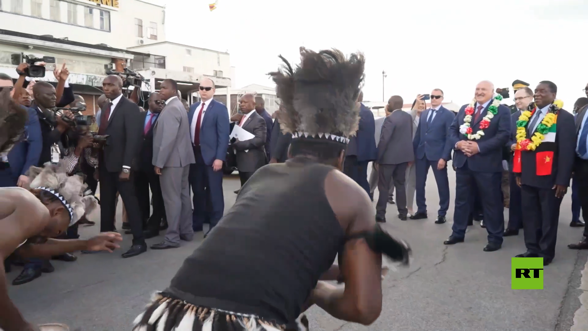 بالرقصات والطبول والأغاني.. استقبال حار لرئيس بيلاروس في زيمبابوي