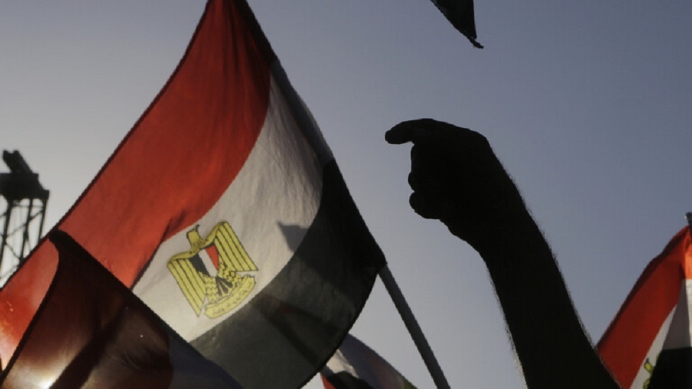 قتل شخصا وأصاب اثنين آخرين.. تفاصيل القبض على المتهم بحادث منطقة الزرايب في مصر (فيديو)