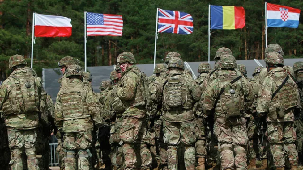 وزير بريطاني سابق يدعو حلف الناتو إلى إرسال جيوشه للقتال إلى جانب أوكرانيا! (فيديو)