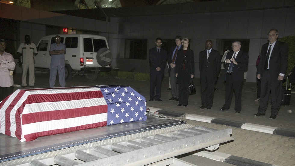 مسؤولون أمريكيون يستلمون نعش الدبلوماسي الأمريكي جون جرانفيل في الخرطوم في 3 يناير 2008