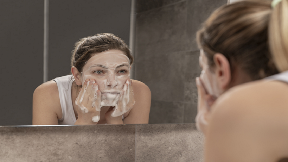 هل تغسل وجهك خطأ؟.. أطباء الأمراض الجلدية يكشفون عن الأخطاء الخمسة الشائعة التي يجب تجنبها!