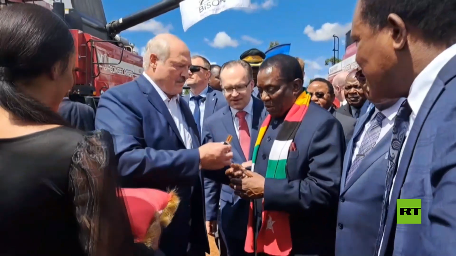 رئيس بيلاروس يفاجئ نظيره الزيمبابوي بهدية 