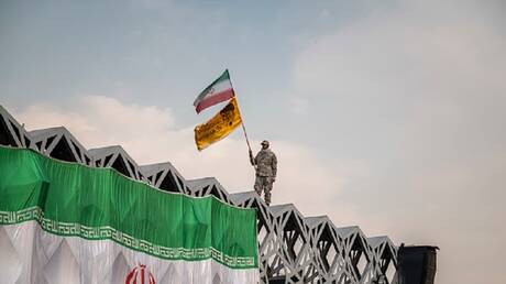 تقرير: لندن تعتزم تصنيف الحرس الثوري الإيراني منظمة إرهابية