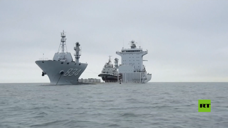 البحرية الصينية تعرض لقطات نادرة لسفينة رفع ثقيلة شبه مغمورة