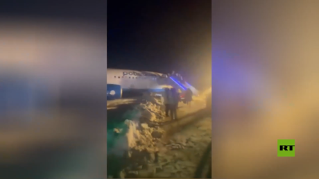 شاهد.. طائرة روسية تعلق في الثلوج أثناء الإقلاع