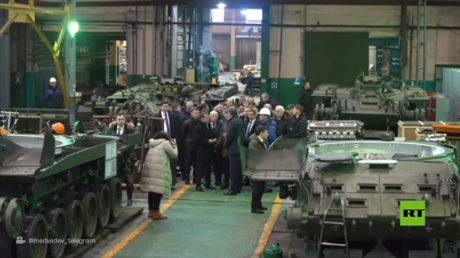 مدفيديف يتفقد دبابات في مصنع بطرسبورغ