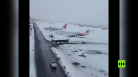 بالفيديو.. إغلاق مدرج مطار مشهد الدولي بسبب الثلوج