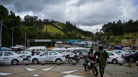 انهيار أرضي يقطع الطريق الرئيسي بين كولومبيا والإكوادور